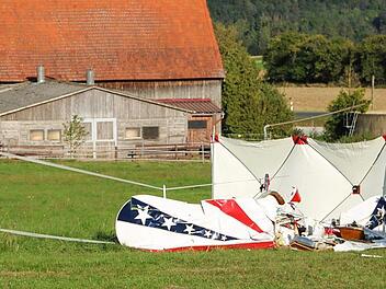 In den Trümmern seines Kleinflugzeugs starb am Sonntagnachmittag bei Rugendorf ein 47-jähriger Mittelfranke. Foto: Jochen Nützel