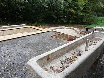 Ein rustikales Armtauchbecken bereichert die Anlage auch optisch. Foto: Marion Eckert