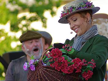 Vom Blumenmädchen zur Dame von Welt: Das Musical "My Fair Lady" feierte im Innenhof des Bad Kissinger Luitpoldbades eine glänzende Premiere. Foto: Klaus Werner