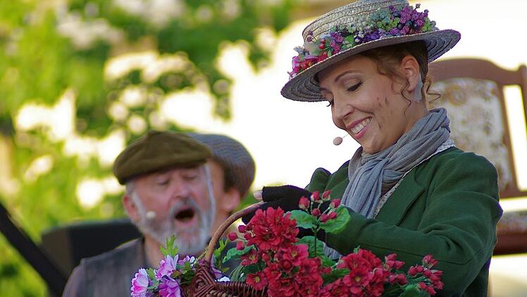 Vom Blumenmädchen zur Dame von Welt: Das Musical "My Fair Lady" feierte im Innenhof des Bad Kissinger Luitpoldbades eine glänzende Premiere. Foto: Klaus Werner
