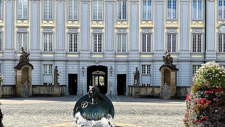 Vor dem Eingang zur Ansbacher Residenz steht der Brunnen mit der "Ansbacchantin".