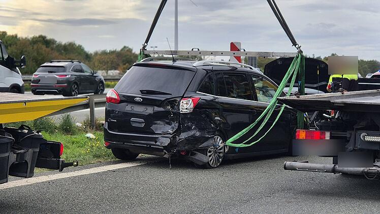 A6 bei Aurach: Zwei Verletzte bei Unfall - hoher Schaden