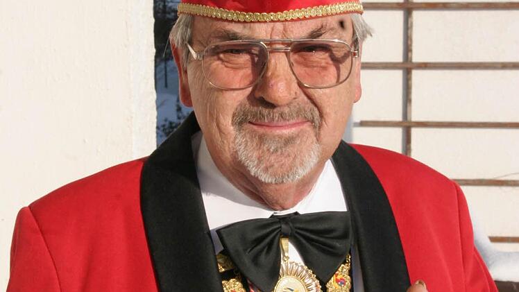 Horst Kiolbassa präsentiert den Sessionsorden.