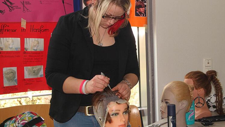 Lisa Wirth aus Trossenfurt zeigt, was sie bei ihrem Praktikum als Friseuse schon gelernt hat. Foto: gg