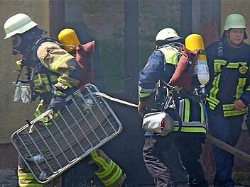 Die Berufsfeuerwehr München übt einen Gebäudebrand. Fotos: Gerd Schaar