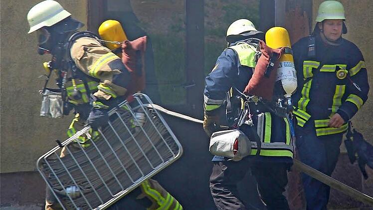 Die Berufsfeuerwehr München übt einen Gebäudebrand. Fotos: Gerd Schaar