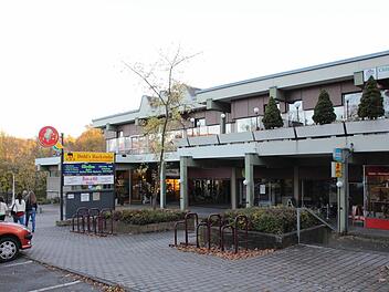 Ein Investor aus Sonneberg hat den Gebäudekomplex samt Parkplatzgelände von der Wohnbau gekauft. Für die Mieter soll sich zunächst nichts ändern, verspricht Wohnbau-Chef Christian Meyer. Foto: Simone Bastian