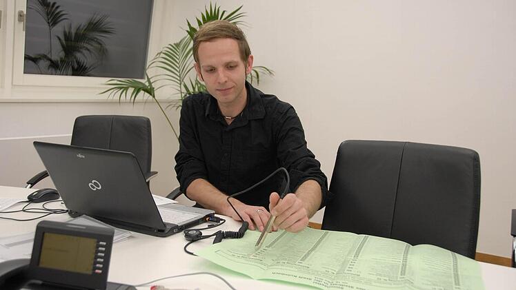 Bei der Auszählung der Kommunalwahlen kam ein neuer elektronischer Lesestift zum Einsatz. Wahlhelfer Markus Seyfferth las damit im Rathaus die Daten der Stimmzettel ein. Foto: Dagmar Besand