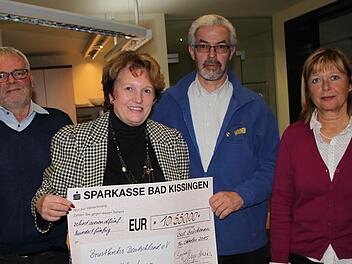 Freude über eine hohe Spendensumme: Uwe Schmitt (von links), Bürgermeisterin Brigitte Meyerdierks, Thtomas Dill vom TV und Karin Bauer (Tourist-Info). Foto: Ulrike Müller