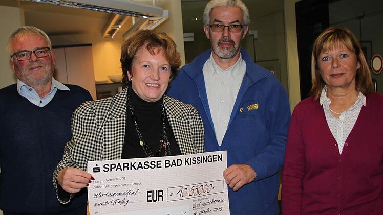 Freude über eine hohe Spendensumme: Uwe Schmitt (von links), Bürgermeisterin Brigitte Meyerdierks, Thtomas Dill vom TV und Karin Bauer (Tourist-Info). Foto: Ulrike Müller