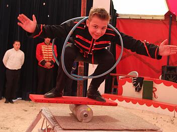 So sieht Carlos' Nummer in der Manege aus: Für seinen Balanceakt auf der Rolle, bei dem er sich in zwei Hula-Hoop-Reifen verknotet, muss er ständig üben - auch in den Wintermonaten. Foto: Sonja Adam