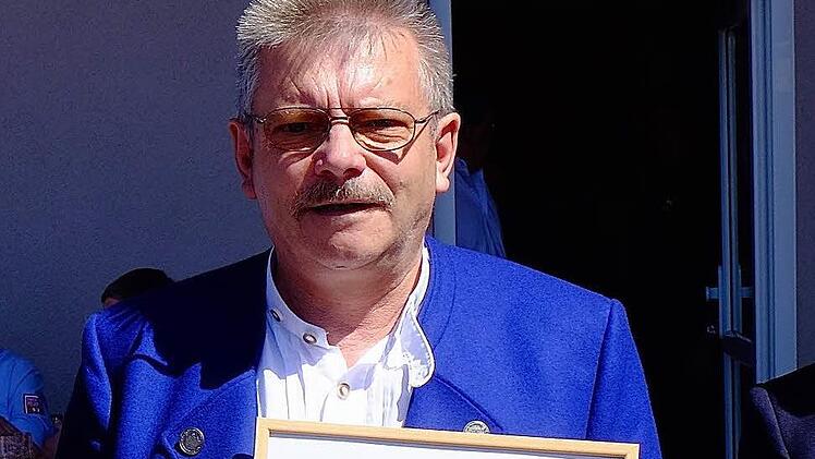 Karl Schmitt erhielt die Ehrenmitgliedschaft der Windheimer Feuerwehr. Foto: Gerd Schaar