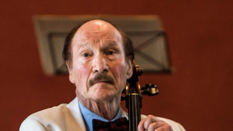 Der in Coburg aufgewachsene Cellist gestaltete ein Konzert zu seinem 80. Geburtstag im Haus Contakt. Dabei trat er als Solist gemeinsam mit dem Pianisten Hans-Dieter Bauer auf und dirigierte zudem das Collegium musicum, dessen Gründungsmitglied er 1953 war. Foto: Jochen Berger