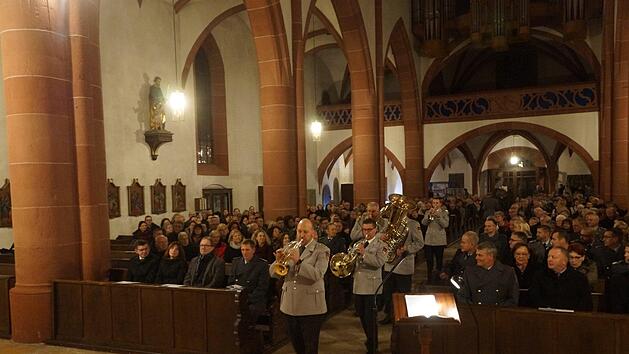 Das Blechbläser Sextett zieht mit Dixieland-Klängen durch die Reihen der Konzertbesucher. Foto: Arkadius Guzy