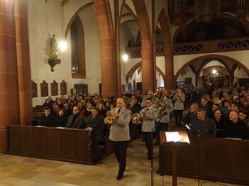 Das Blechbläser Sextett zieht mit Dixieland-Klängen durch die Reihen der Konzertbesucher. Foto: Arkadius Guzy