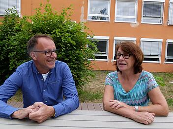 Dienstbesprechung im Schulgarten: Brigitte Kaiser mit ihrem Nachfolger Ansgar Lennartz  Foto: Marion Krüger-Hundrup