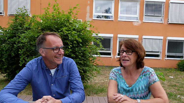 Dienstbesprechung im Schulgarten: Brigitte Kaiser mit ihrem Nachfolger Ansgar Lennartz  Foto: Marion Krüger-Hundrup