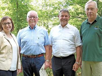 Seit 60 Jahren ist Helmut Wölfel (Zweiter von links) beim Frankenwaldverein in Steinwiesen. Es gratulierten (von links) Erste Vorsitzende Jessica Deuerling-Feil, Bürgermeister Gerhard Wunder und Wegewart Peter Wahlich. Foto: Susanne Deuerling