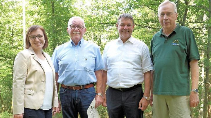 Seit 60 Jahren ist Helmut Wölfel (Zweiter von links) beim Frankenwaldverein in Steinwiesen. Es gratulierten (von links) Erste Vorsitzende Jessica Deuerling-Feil, Bürgermeister Gerhard Wunder und Wegewart Peter Wahlich. Foto: Susanne Deuerling