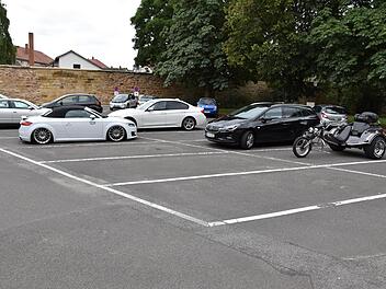 : Parkpl&auml;tze sind in Sche&szlig;litz durchaus rar. So leer wie hier am neuen Rathaus sieht es nur an Wochenenden und Feiertagen aus.  Foto: Udo Billen