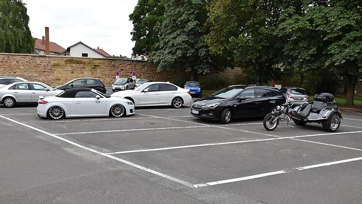 : Parkpl&auml;tze sind in Sche&szlig;litz durchaus rar. So leer wie hier am neuen Rathaus sieht es nur an Wochenenden und Feiertagen aus.  Foto: Udo Billen