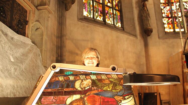 Restauratorin Steffi Wirsing-Nolte arbeitet mit verschiedenen Lichtquellen.Heike Beudert