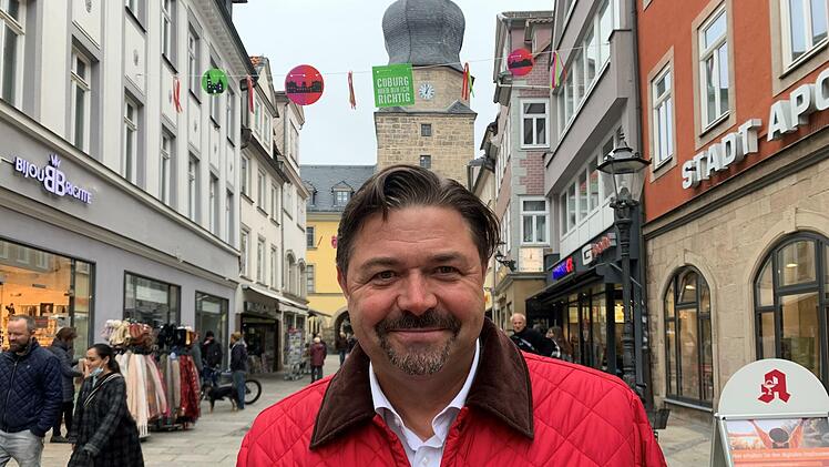 Marco Neumann (53) aus Kleingarnstadt: "Ich gehe auf jeden Fall! Ich finde, eigentlich m&uuml;sste der Weihnachtsmarkt komplett offen sein, also ohne Zaun und Beschr&auml;nkungen. Letztes Jahr herrschte in der Vorweihnachtszeit schon eine erdr&uuml;ckende Stimmung, ohne Weihnachtsmarkt fehlte einfach die Atmosph&auml;re. Aber irgendwann kommt der Freedom Day und dann vergessen wir das alles."