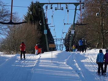 Einen Liftbetrieb wie hier in fr&uuml;heren Jahren gab es in der Wintersaison 2020/21 nicht.  Trotz erdr&uuml;ckender Auflagen hoffen die Betreiber, dass es diesmal anders wird. Foto: Archiv/Marion Eckert