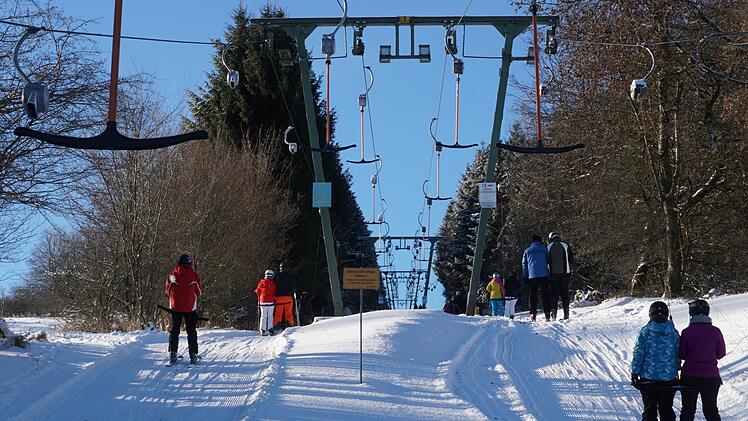 Einen Liftbetrieb wie hier in fr&uuml;heren Jahren gab es in der Wintersaison 2020/21 nicht.  Trotz erdr&uuml;ckender Auflagen hoffen die Betreiber, dass es diesmal anders wird. Foto: Archiv/Marion Eckert