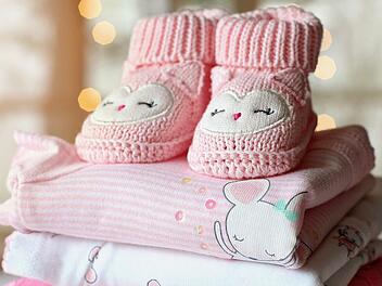 Das Baby ist da – doch welches Geschenk bereitet Freude und ist zugleich praktisch?
