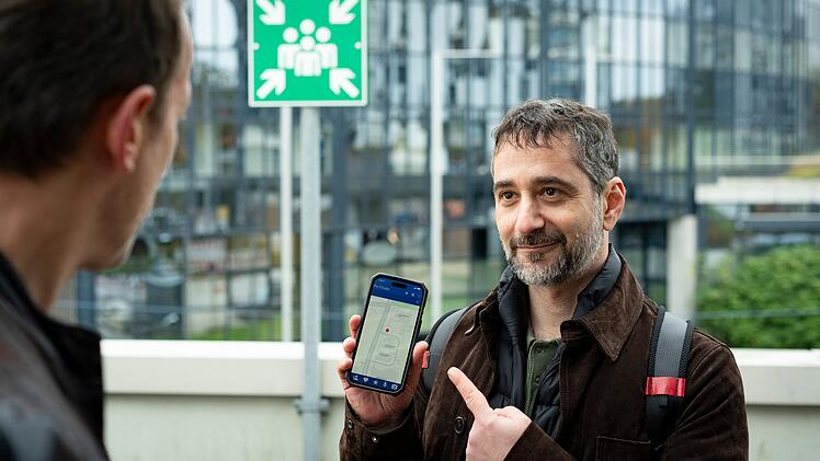 IT-Spezialist Mario Schmitt (Denis Moschitto, rechts) interpretiert die Dinge manchmal etwas anders als "normale" Ermittler. Dies muss auch Falke (Wotan Wilke M&ouml;hring) erkennen.