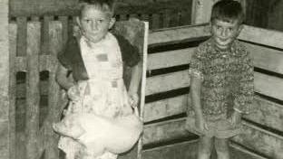 1965:  Der fünfjährige Henry Schramm (links) verbringt die Ferien am liebsten auf dem Bauernhof seiner Verwandten   in   Gut Streichenreuth bei Guttenberg.