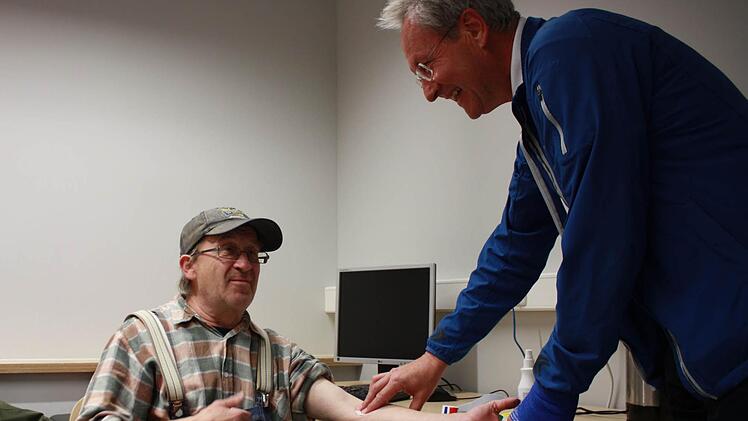 Ulrich Voit (rechts) fühlt sich bei seinen Patienten (hier mit Karl-Heinz Stumpf) sichtlich wohl. Foto: Löffler