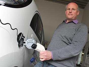 Stecker rein und los geht's. So einfach ist es nicht: Die meisten Elektro-Autos müssen acht bis zwölf Stunden geladen werden.  Fotos: Martin Kreklau
