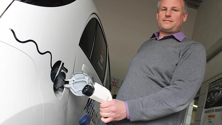 Stecker rein und los geht's. So einfach ist es nicht: Die meisten Elektro-Autos müssen acht bis zwölf Stunden geladen werden.  Fotos: Martin Kreklau
