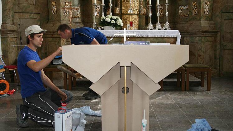 Letzte Handgriffe: Jens Vey beim Einlassen des Sandsteins.