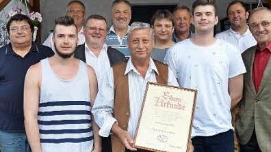 Beim TTC Brauersdorf wurde gewählt und langjährige Mitglieder geehrt (von links) Dritter Bürgermeister Wolfgang Förtsch, Pascal Fritsch, Josef Rebhan, 2. Bürgermeister Arno Hoffmann, Hans Josef Kopp, Ehrenvorsitzender Josef Beez, Martin Haderlein, Rüdiger Butz, neuer 1. Vorsitzender Kevin Fritsch, Marktgemeinderat Klaus Dressel, Karl H. Fick (BLSV- Kreisvorsitzender).  Foto: K.- H. Hofmann