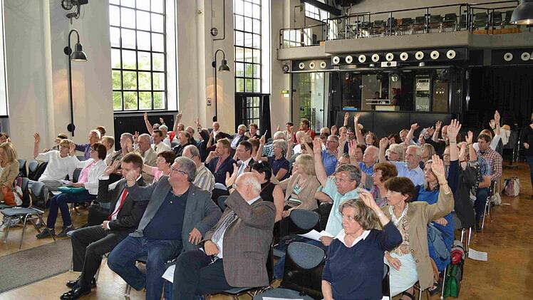 Hände hoch für den neuen Förderverein  Foto: Patricia Alberth