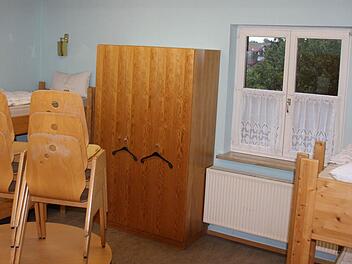 Zwei- bis Acht-Bett-Zimmer stehen im Jugendhaus in Bramberg bereit, das bislang vom Roten Kreuz genutzt wurde, das nun den Pachtvertrag mit der Stadt kündigte. Fotos: Ralf Kestel
