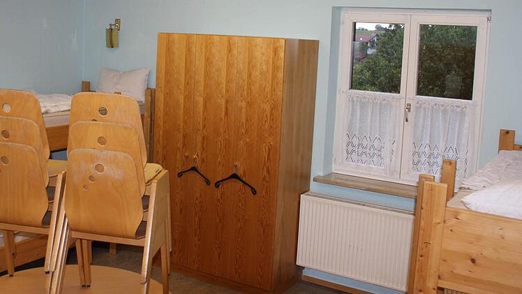 Zwei- bis Acht-Bett-Zimmer stehen im Jugendhaus in Bramberg bereit, das bislang vom Roten Kreuz genutzt wurde, das nun den Pachtvertrag mit der Stadt kündigte. Fotos: Ralf Kestel