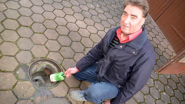 Hubert Radtke hat mehrere Anlagen geschaffen, die das Eindringen des Hochwassers in sein Haus verhindern sollen. So hat er beispielsweise in seinem Hofablauf eine Abzweigung zum Straßenkanal eingebaut. Den Zugang zum Hauskanal verschließt er mit einem selbstgebauten Stopfen. Foto: Kathrin Kupka-Hahn