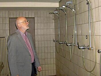 Skeptisch beäugt Bürgermeister Wolfgang Rast die Zustände in der Lindelberhalle.  Fotos: Petra Malbrich