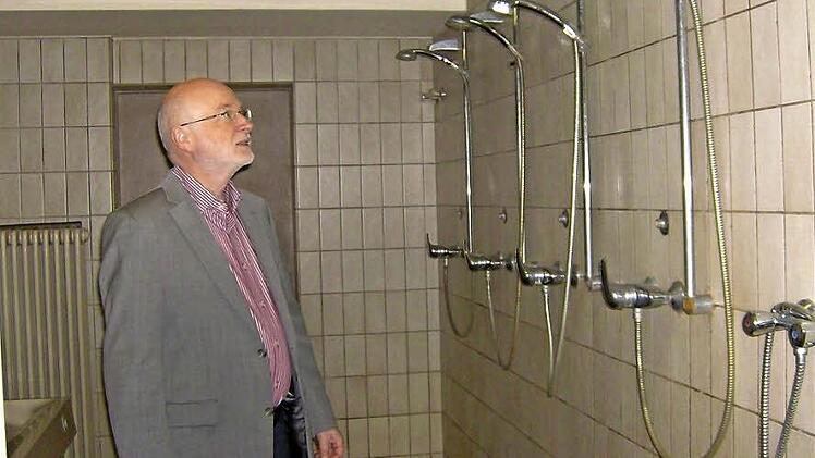 Skeptisch beäugt Bürgermeister Wolfgang Rast die Zustände in der Lindelberhalle.  Fotos: Petra Malbrich