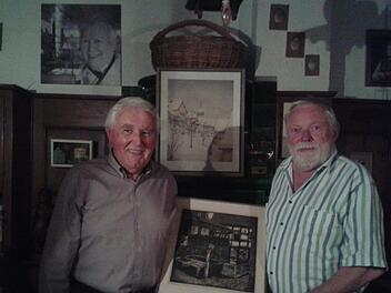 Hans Albrecht (r.) übergibt Christian Meier die alten Gemälde.  Foto: privat