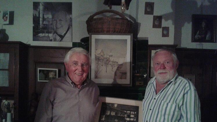 Hans Albrecht (r.) übergibt Christian Meier die alten Gemälde.  Foto: privat
