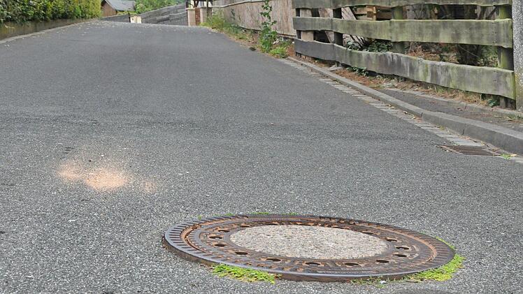 Die Kanalschachtdeckel im Kirchäckerweg müssen dringend saniert  und auf das vorgegebene Straßenniveau gebracht werden. Foto: Karl Heinz Wirth