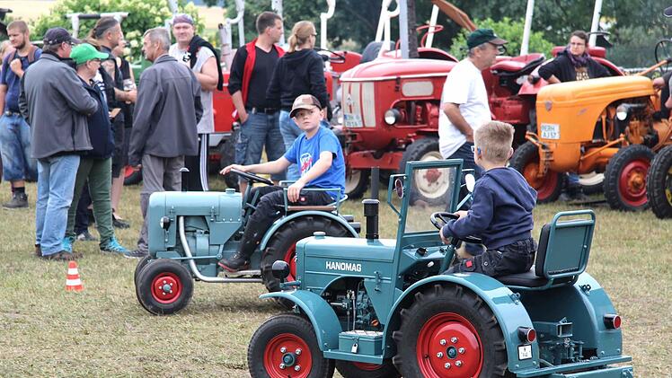 Für die Kinder gab es maßstabsgetreue Nachbauten.   Foto: Richard Sänger