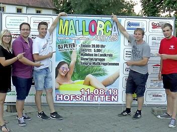 Angela Ankenbrand, Bernd Schmitt, Daniel Ankenbrand, Frank Barthelmes und Nico Schnitzer (von links) gehören dem Organisationsteam der Mallorca-Party an und freuen sich auf die Party des Jahres in Hofstetten. Foto: Christian Licha