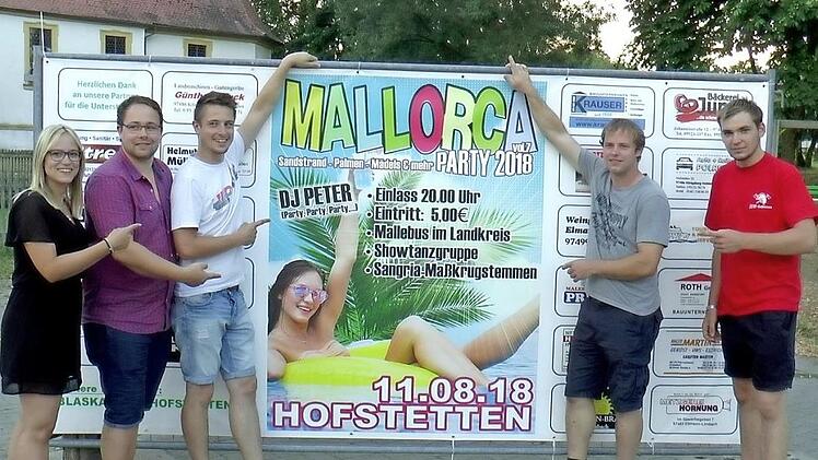 Angela Ankenbrand, Bernd Schmitt, Daniel Ankenbrand, Frank Barthelmes und Nico Schnitzer (von links) gehören dem Organisationsteam der Mallorca-Party an und freuen sich auf die Party des Jahres in Hofstetten. Foto: Christian Licha