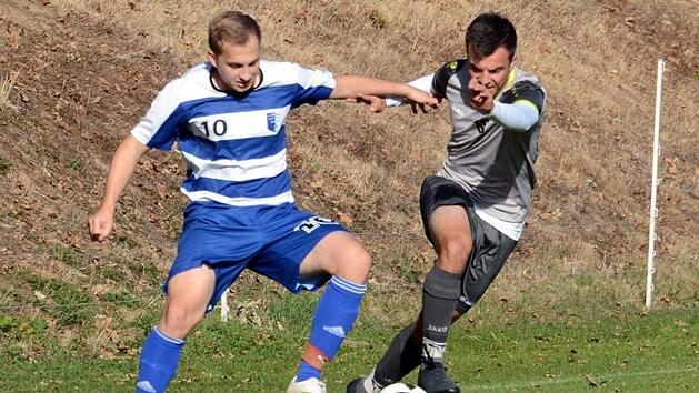 FC Frimmersdorf - FC Wacker Trailsdorf. Top und Flop in einem Spiel: Fabian Neuh&auml;user (links) erzielte nicht nur den Ausgleich f&uuml;r die Heimmannschaft, er bekam auch die Gelb-Rote Karte. Foto: herzopress